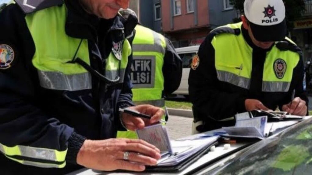 İzmir’de trafikte ‘yol vermeme’ kavgası: 3 kişiye 540 bin TL ceza