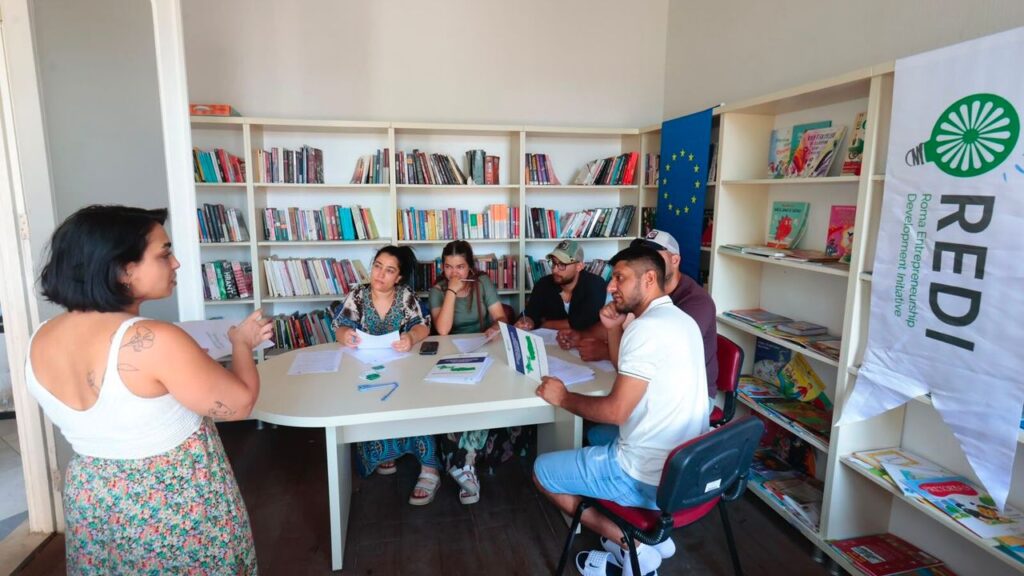 Konak’ta Roman gençlere kariyer desteği: CV hazırlama eğitimi verildi