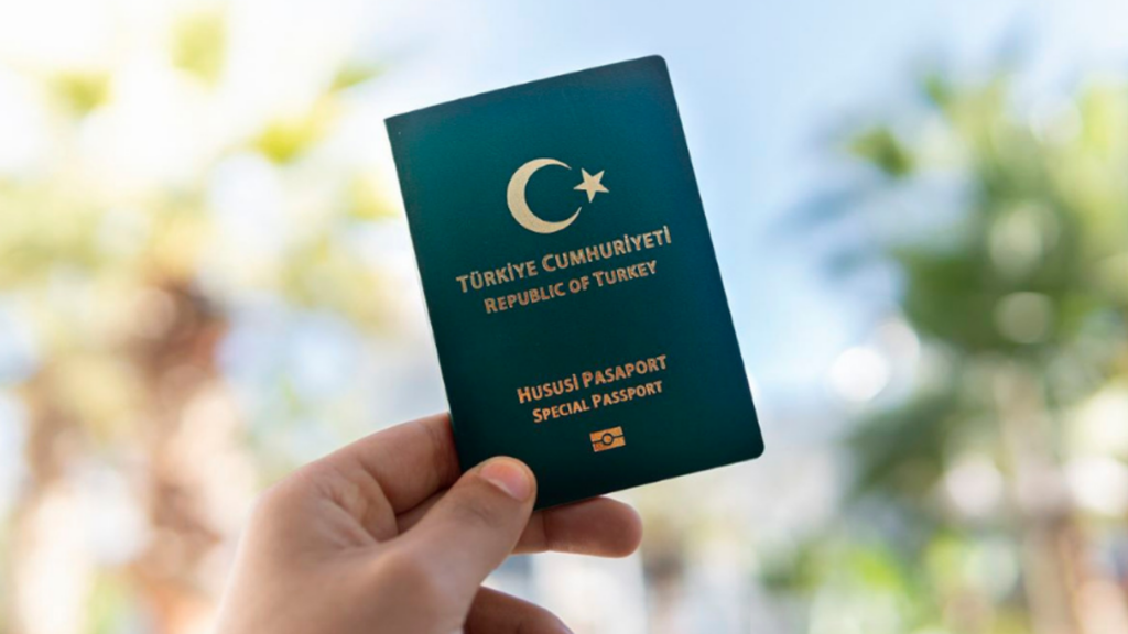 Yeşil pasaport alabilecek kişiler belli oldu: Bakan Çiftçi şartları açıkladı
