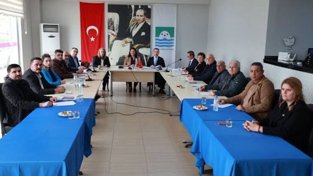Foça’da siyasi dengeler değişiyor: Başkan AK Parti’ye geçti, 8 meclis üyesi de parti değiştiriyor