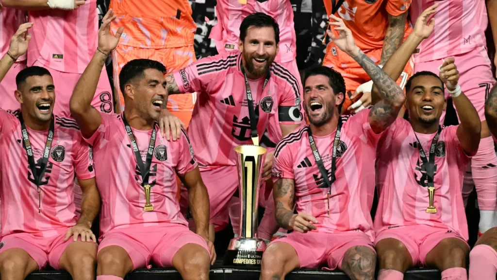 Koleksiyona bir yenisi eklendi… Messi 49’uncu kupasını kaldırdı