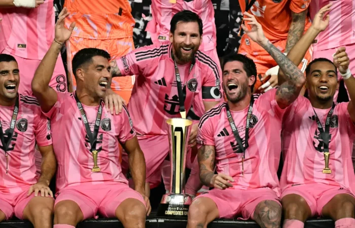 Koleksiyona bir yenisi eklendi… Messi 49’uncu kupasını kaldırdı