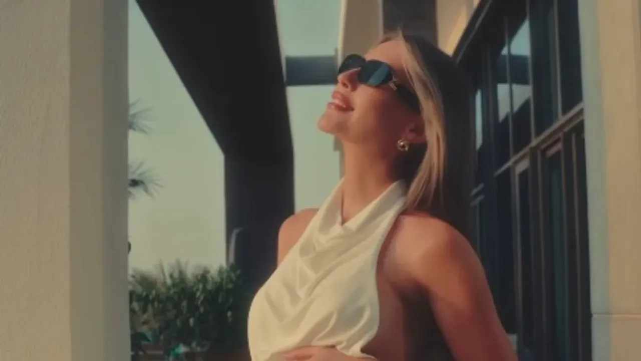 Serdar Ortaç’ın eski eşi Chloe Loughnan hamile olduğunu duyurdu!